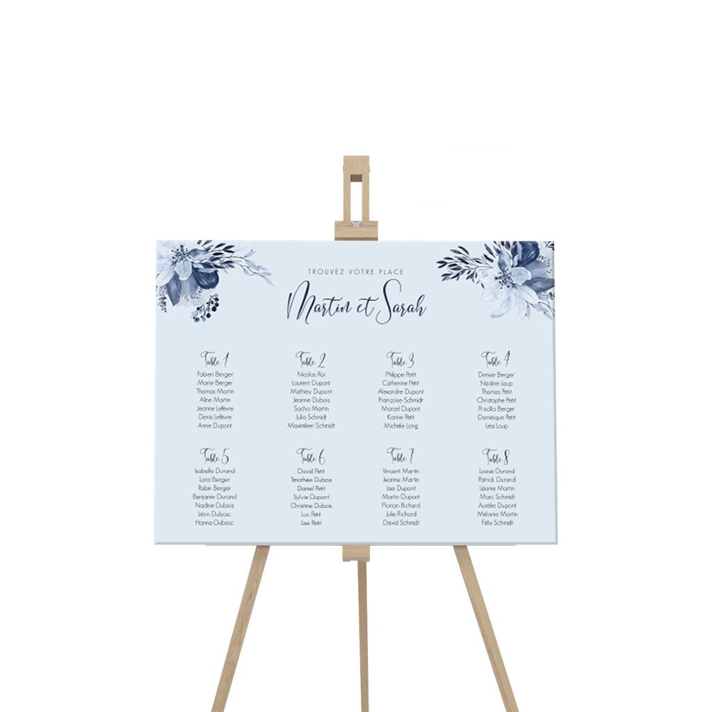 Plan de table avec des fleurs bleues romantiques