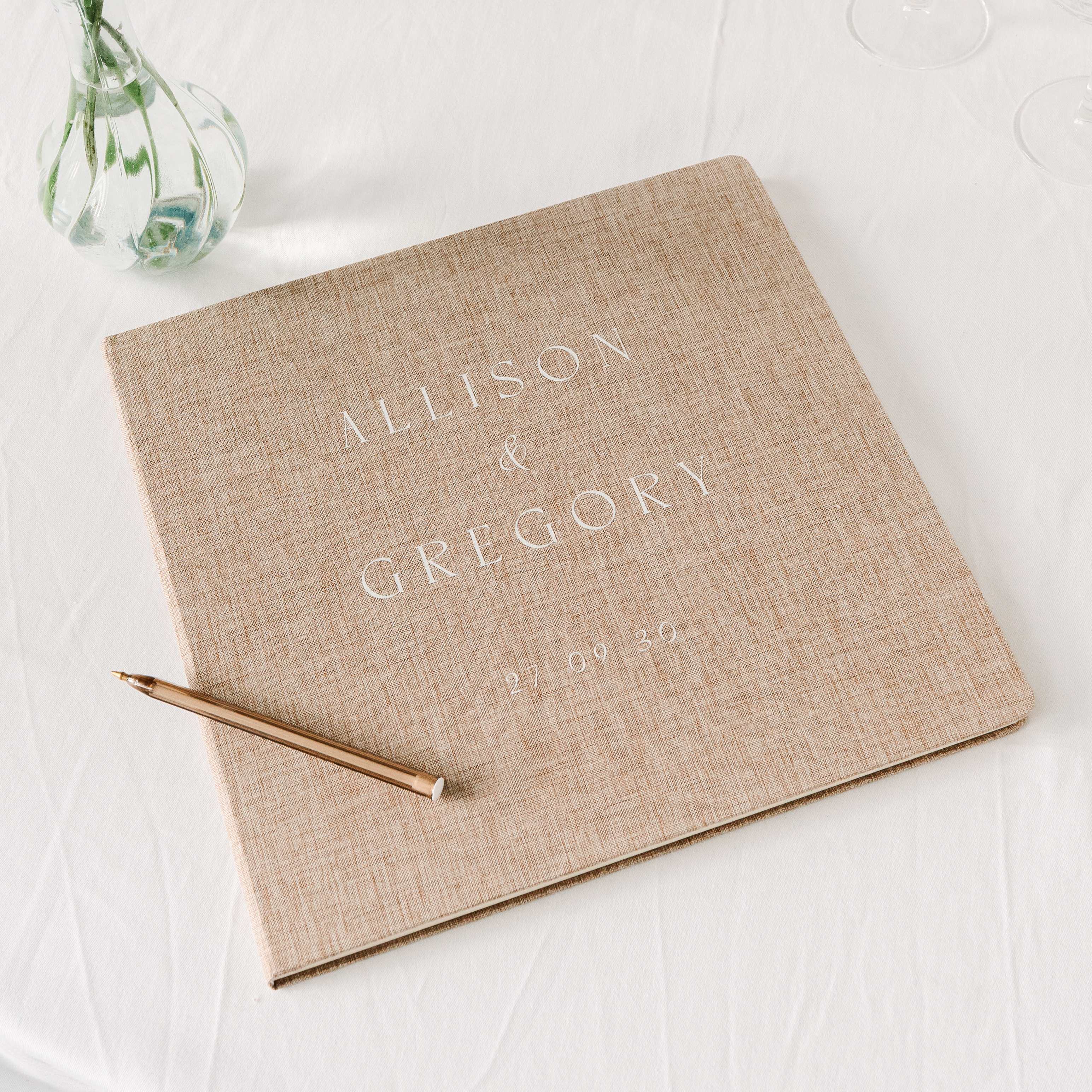 Gepersonaliseerd linnen gastenboek met namen en datum