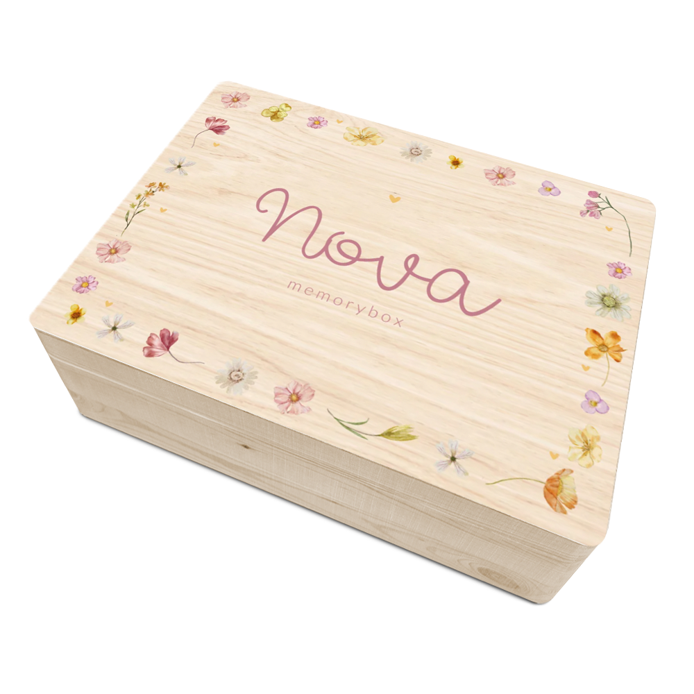 Houten geboorte memorybox voor een meisje met bloemenkader en hartjes