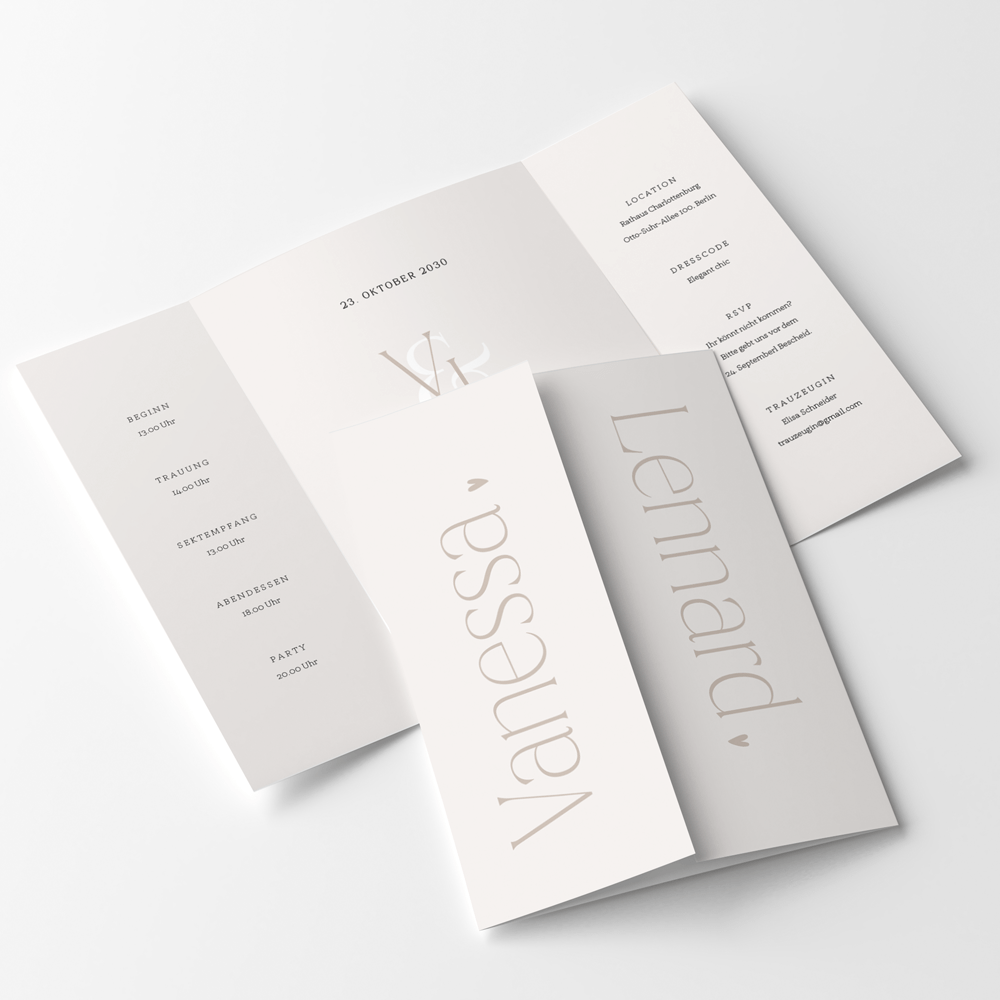 Klassische Hochzeitseinladung als Faltkarte mit Initialen in Beige