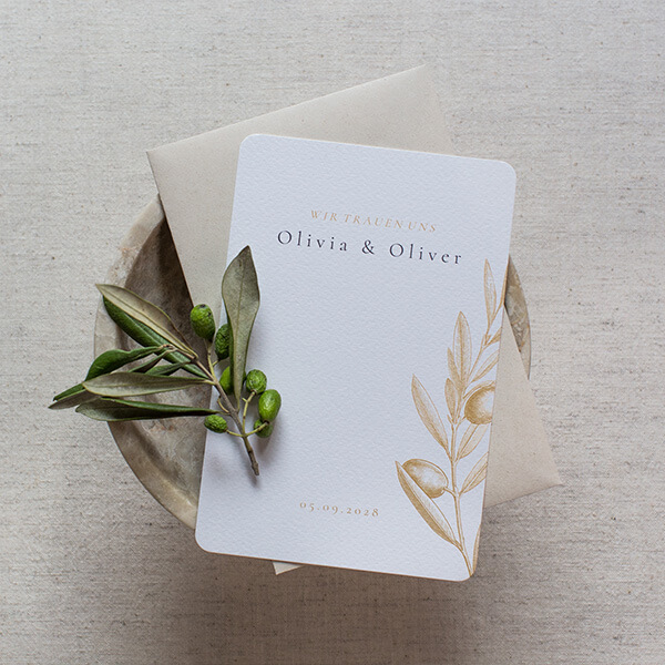 Hochzeitseinladung in Beige mit braunem Blätterzweig