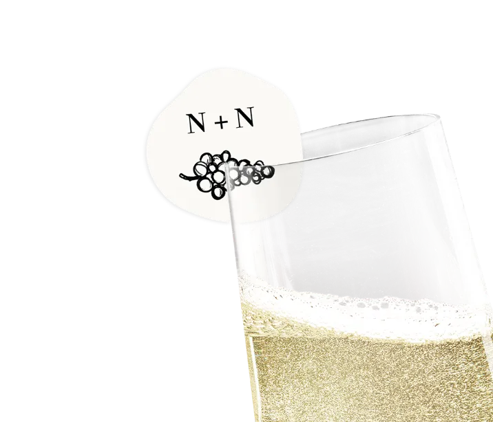 Sektglas-Deko in organischer Form mit Initialen und Früchten