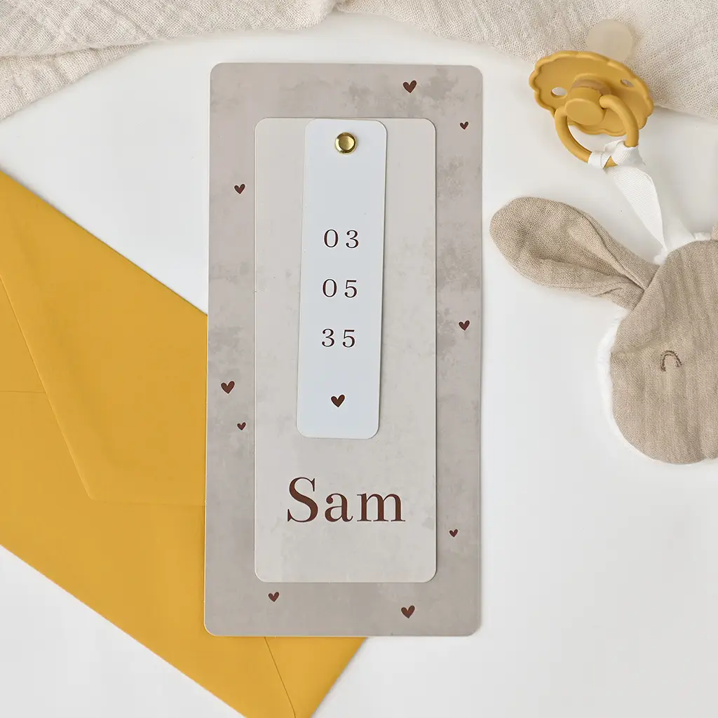 Bruin label geboortekaartje met velvet-look en hartjes