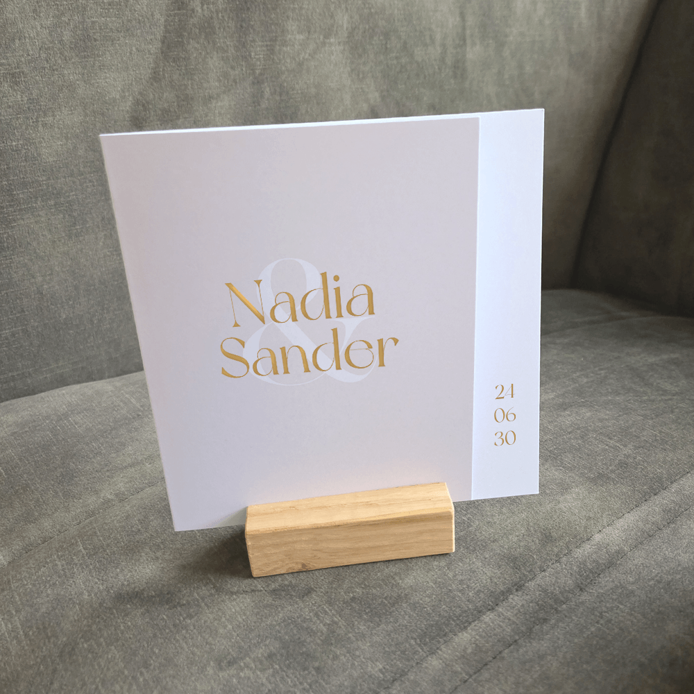 Chique trouwkaart met luxe matte foliedruk en verkorte voorzijde