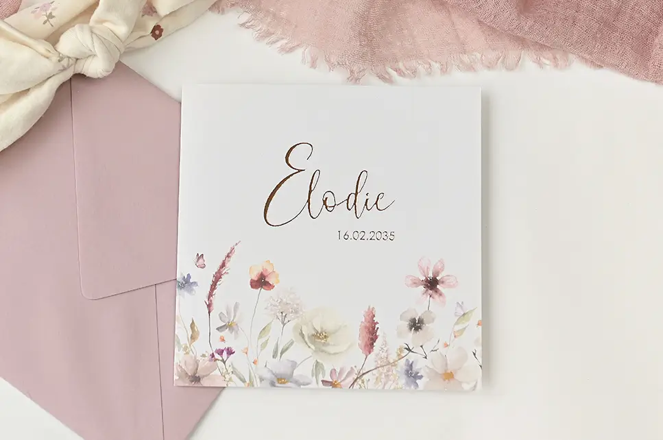 Romantisch geboortekaartje meisje met veldbloemen