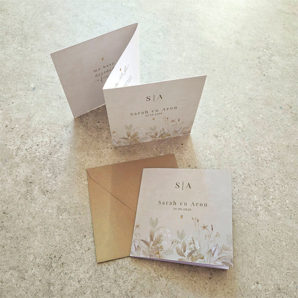Trouwkaart met zigzag vouw en vintage bloemen en eigen foto