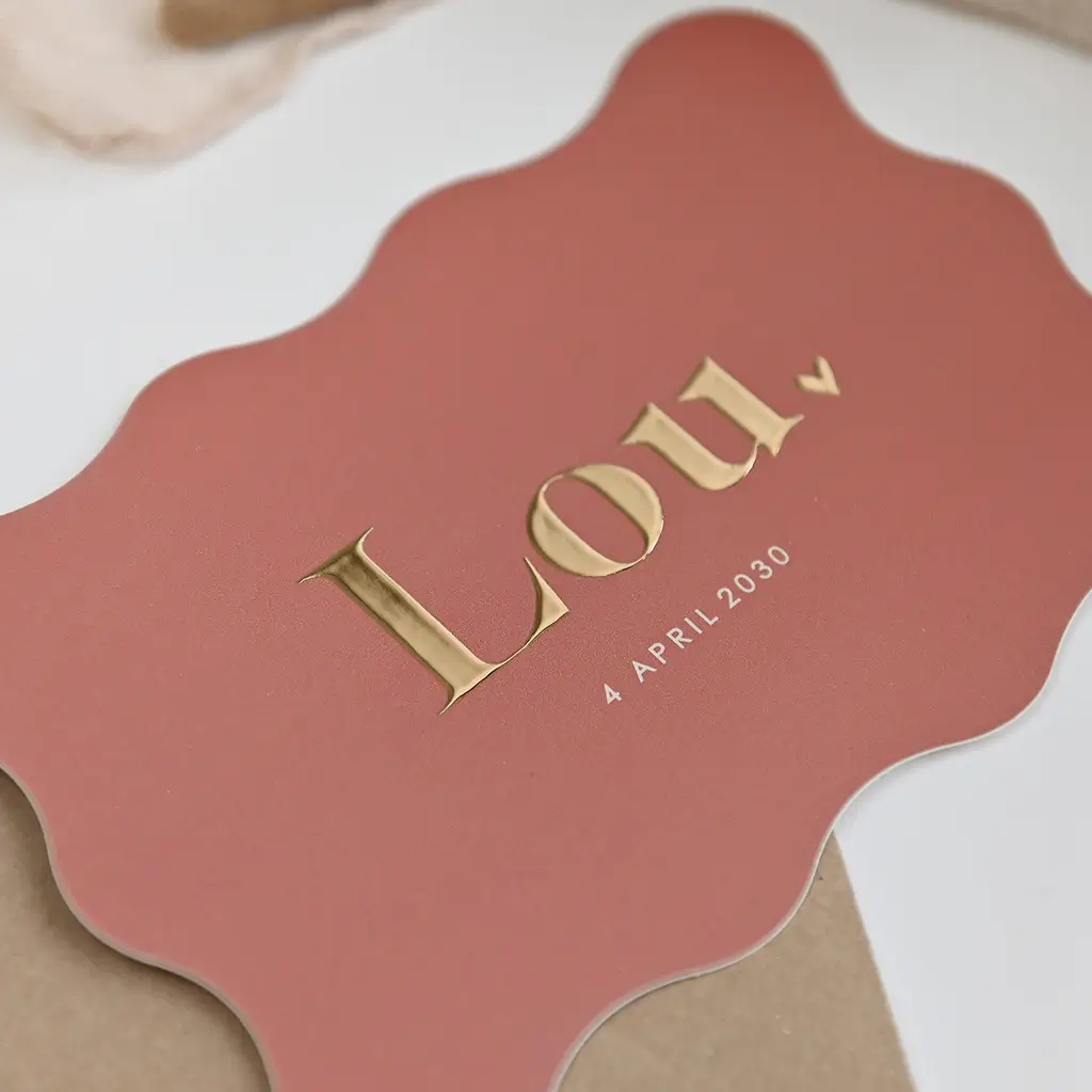 Hip geboortekaartje roestkleur met golfrand en goudfolie
