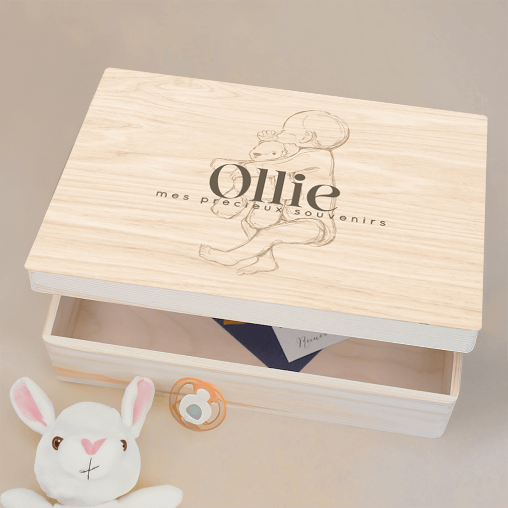 Boîte à souvenirs avec enfant endormi et sa peluche