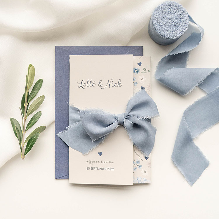 Drieluik mapje met blauwe bloemen en hartjes