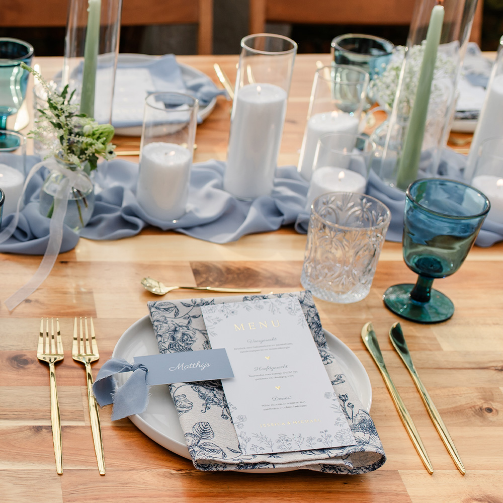 Menukaart bruiloft klassiek bloemen blauw