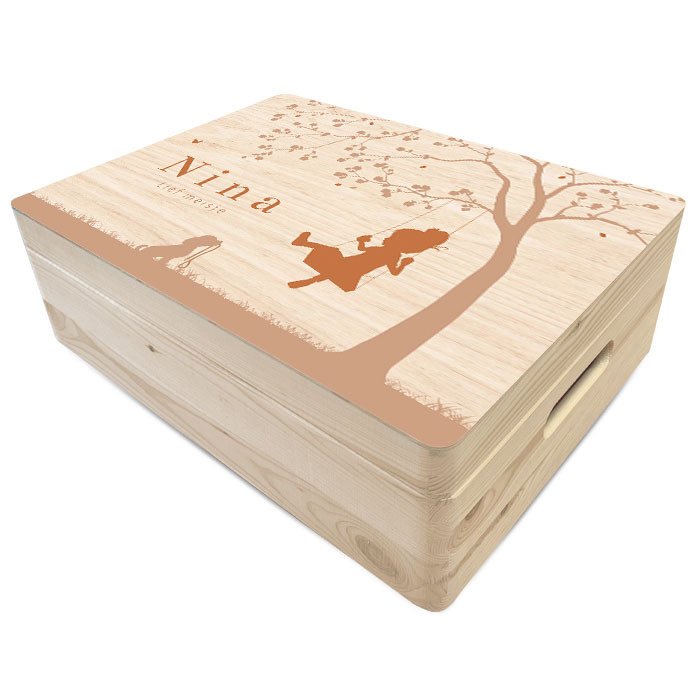 Houten herinneringsdoos geboorte meisje op schommel met hondje