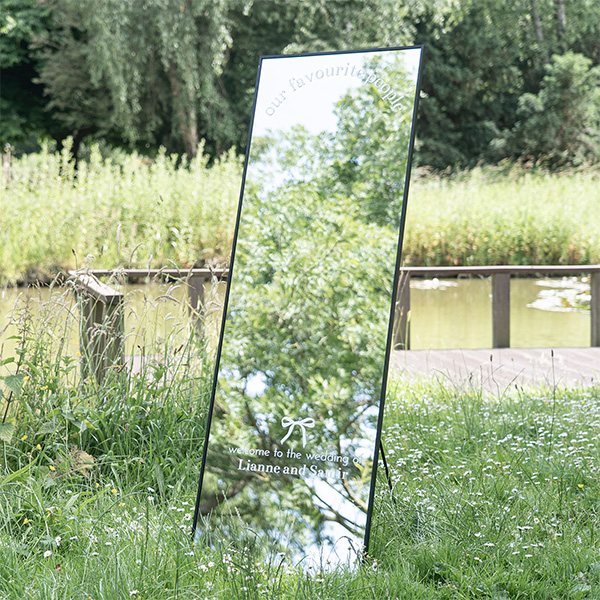 Spiegelsticker bruiloft met quote en strikje