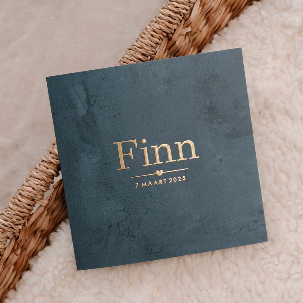 Stoer geboortekaartje jongen met goudfolie op blauwe achtergrond