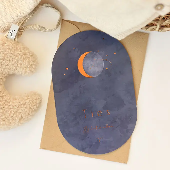 Hoogglans geboortekaartje met velvet-look, maan en sterrenbeeld