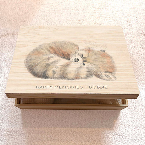 Houten herinneringenkistje met slapend rood pandabeertje