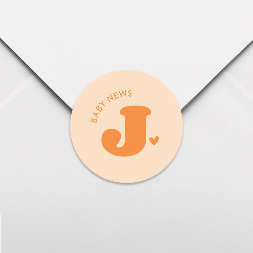 Leuke oranje color block sluitsticker met initiaal en baby news - per vel