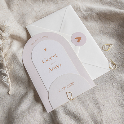 Minimalistische trouwkaart lichtroze met labels in boogvorm