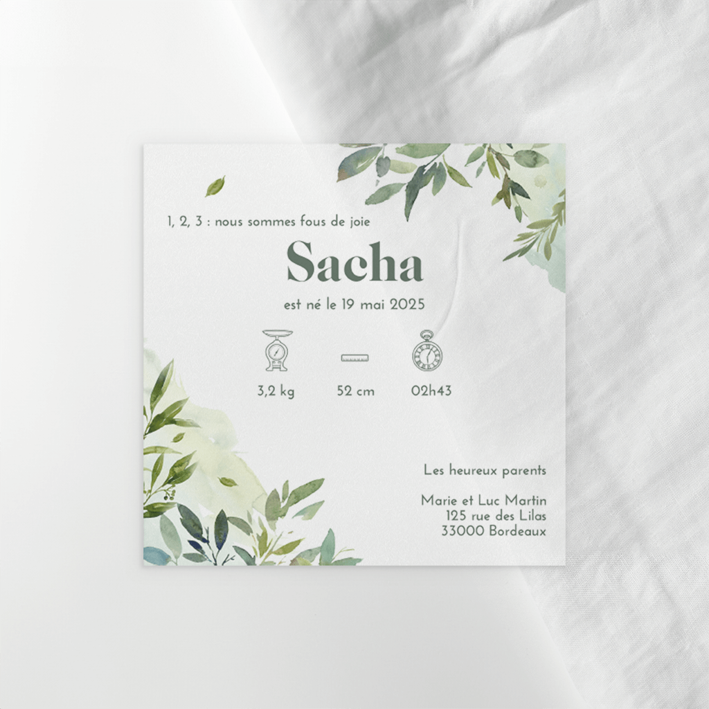 Faire-part de naissance sur papier calque avec des branches d'eucalyptus