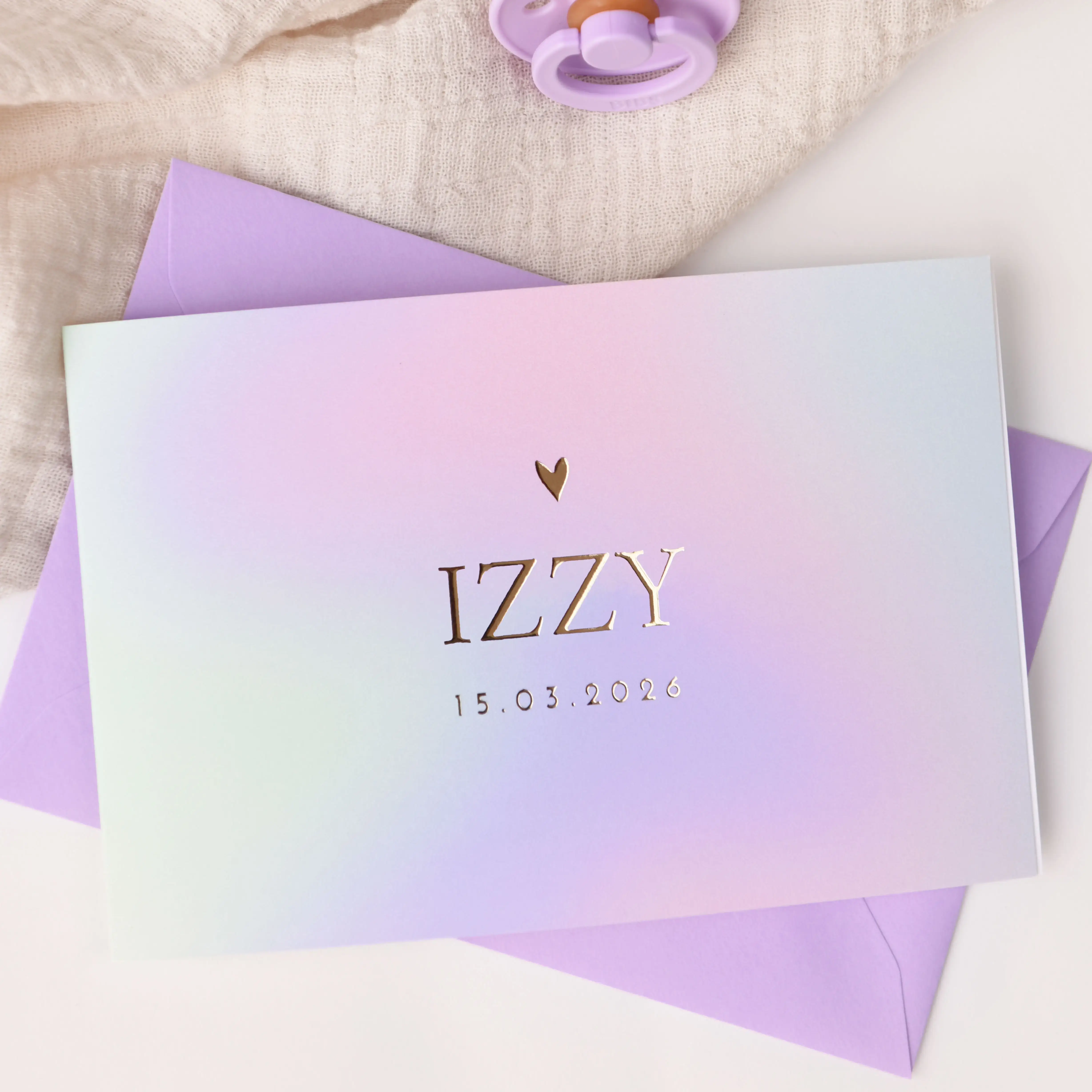 Kleurrijk holografisch geboortekaartje voor een meisje