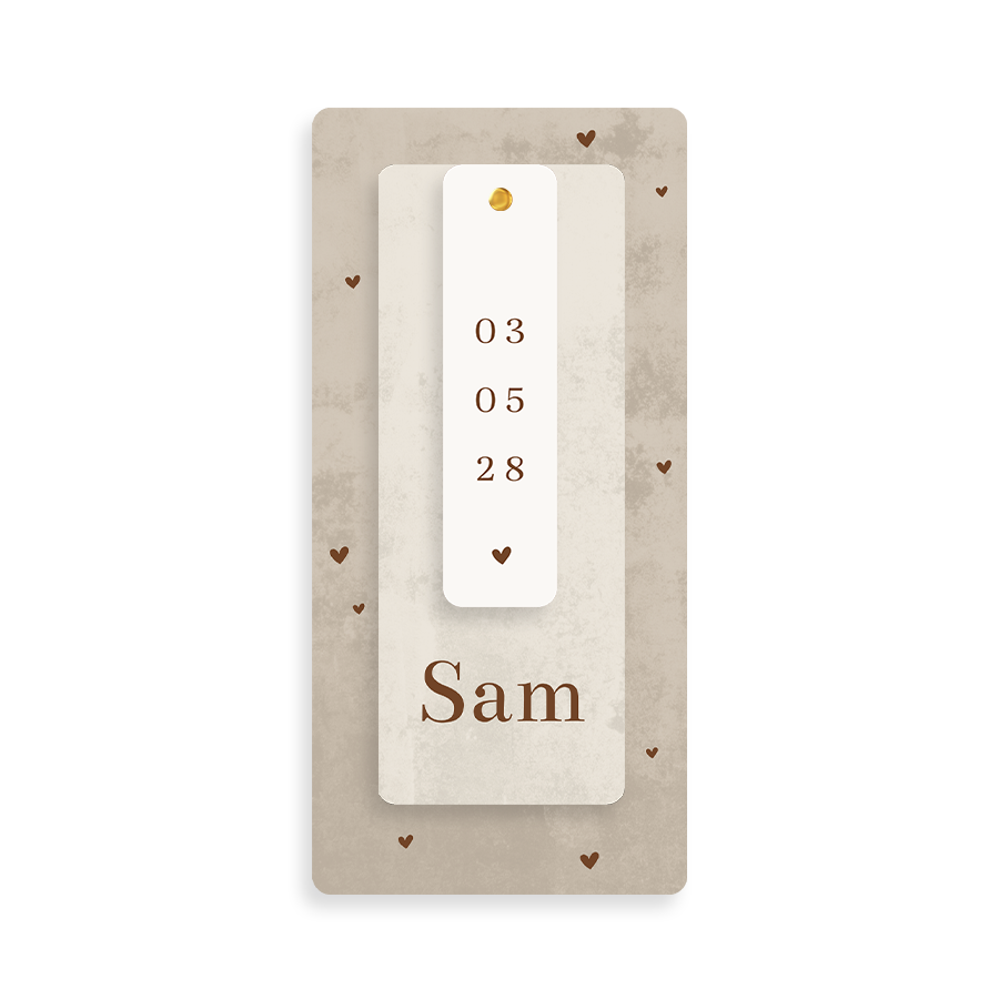 Bruin label geboortekaartje met velvet-look en hartjes