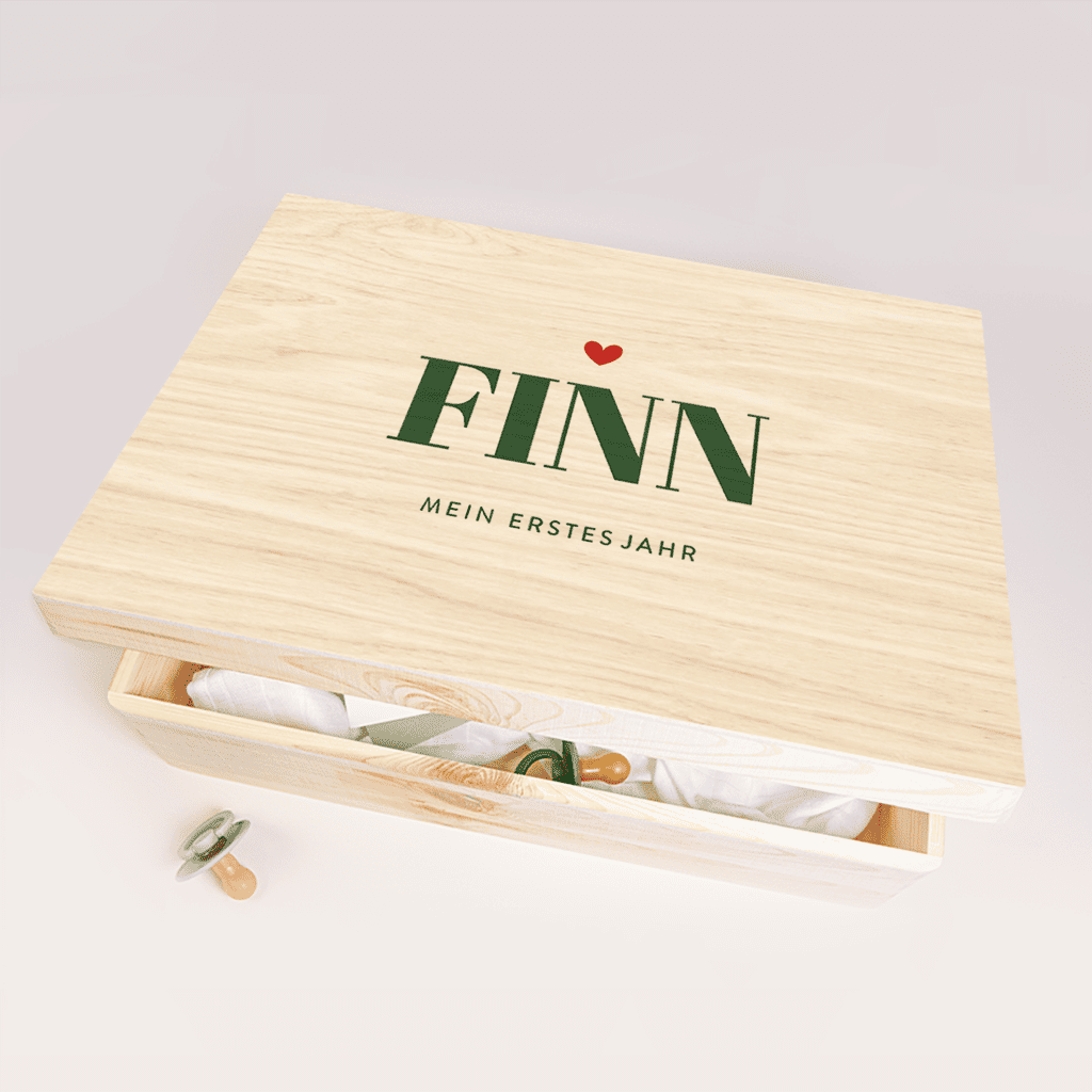 Erinnerungstruhe aus Holz mit personalisierbaren Elementen