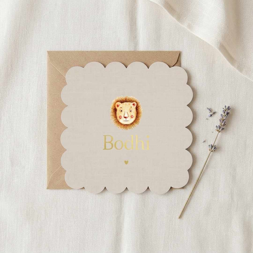Beige geboortekaartje met leeuwtje en originele golfjesvorm