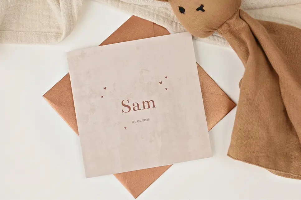 Stoer geboortekaartje met bruine velvet-look en hartjes