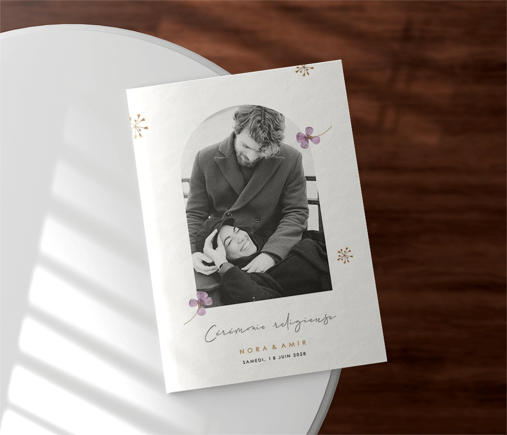 Livret d'église avec photo en demi-arche et fleurs séchées