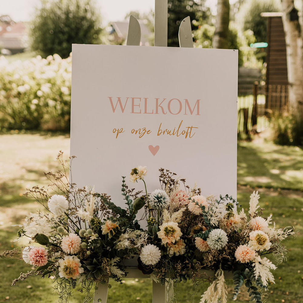 Welkomstbord bruiloft roze geel modern hartje