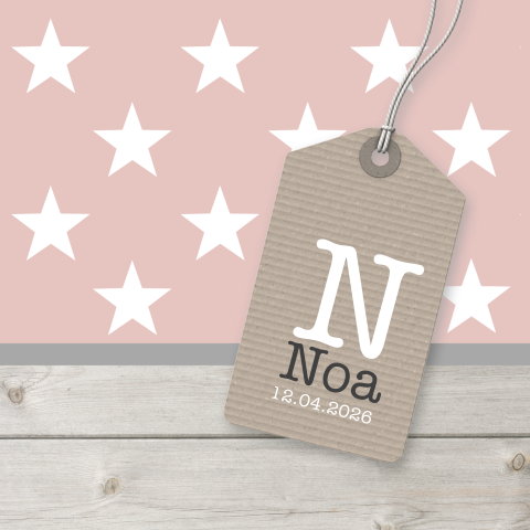 Geboortekaartje voor meisje met sterren, hout en label