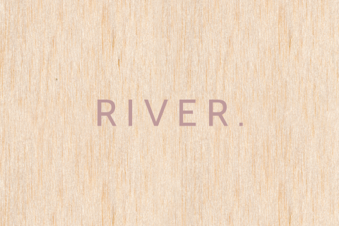 Minimalistisch geboortekaartje op echt hout met stoere typografie
