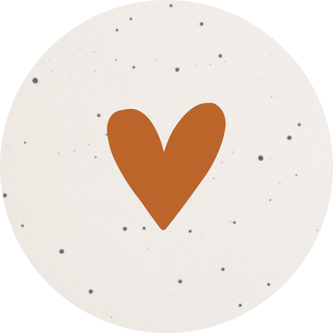 Naturelkleurige sluitsticker met stipjes en roestbruin hartje
