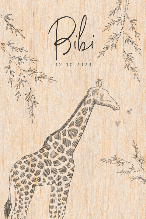 Echt houten geboortekaartje met illustratie van een giraffe met takjes