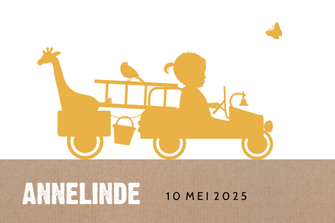 Stoere geboortekaart met meisje in brandweerwagen