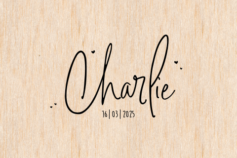 Trendy geboortekaartje op echt hout met speelse typografie en hartje