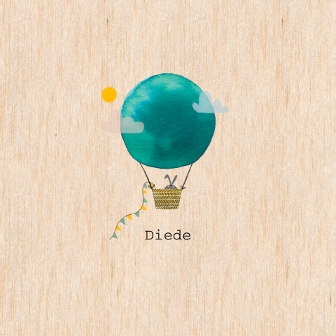 Illustratief geboortekaartje op echt hout met luchtballon