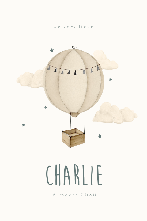 Lief geboortekaartje met luchtballon en wolkjes