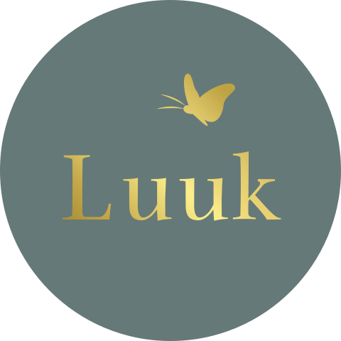 Donkergrijze sluitsticker met naam en vlinder in goudfolie