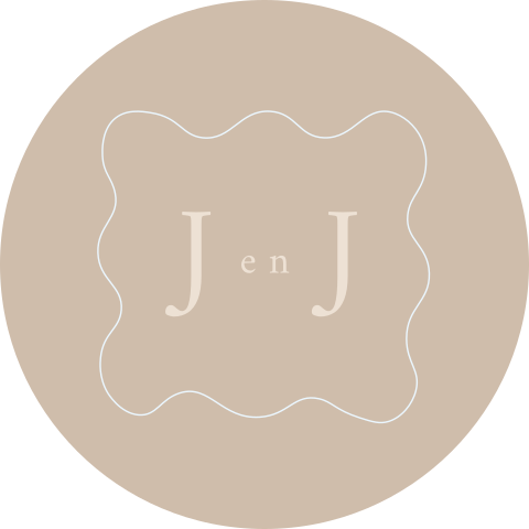 Soft beige sluitsticker met lijntekening om de initialen