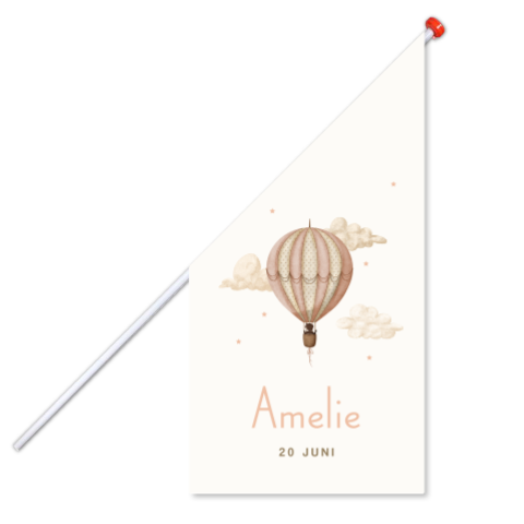 Geboortevlag met roze luchtballon in de wolken