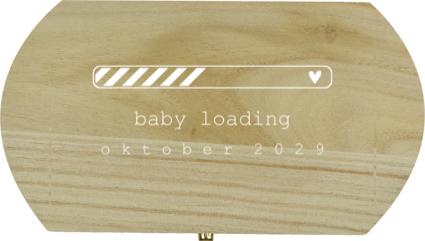 Zwangerschapsaankondiging houten kistje met 'baby loading'