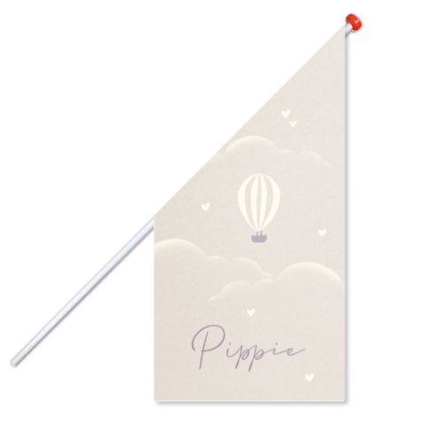 Beige geboortevlag met luchtballon, wolken en hartjes