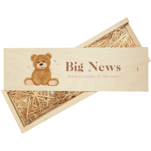 Houten wijnkist met zittende teddybeer en hartjes