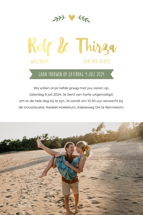 Trouwkaart met foto loveshoot legergroen met goudfolie