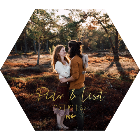Trouwkaart zeshoek vorm met foto loveshoot en goudfolie