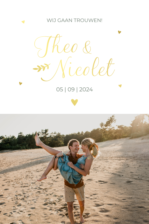 Trouwkaart met foto loveshoot en goudfolie hartjes