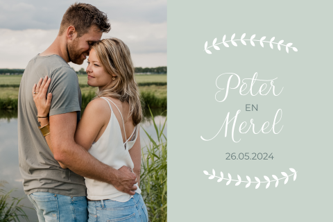 Trouwkaart mintgroen met foto loveshoot en krans takjes