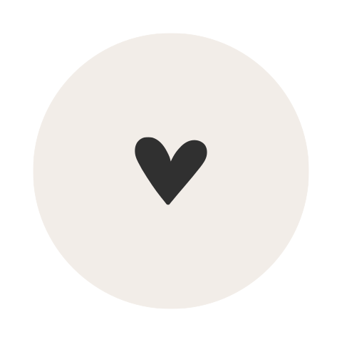 Sluitsticker geboortekaartje beige zwart hartje