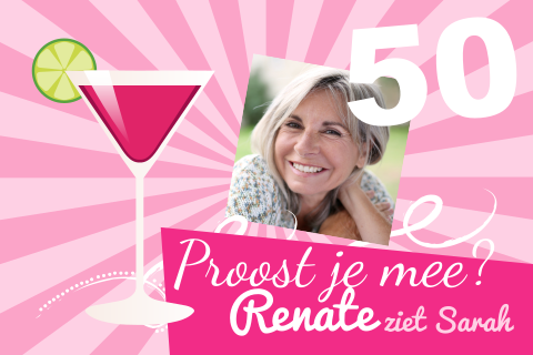 Vrolijke 50 jaar uitnodiging met cocktail en roze strepen