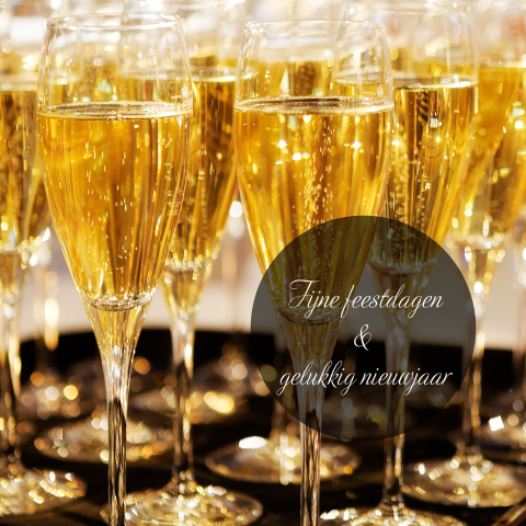 Stijlvolle kerstkaart met champagneglazen